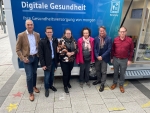 6 Personen stehen für ein Foto der dem Digital Health Truck